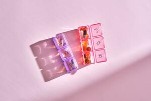 brilhante comprimido caixa com diferente pílulas e vitaminas. foto