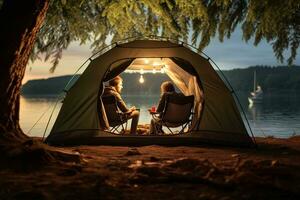 casal piqueniques dentro uma barraca de a lago às pôr do sol foto