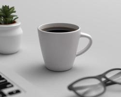 maquete de caneca de café branca na área de trabalho foto