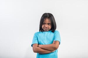 menina sente raiva em estúdio tiro. foto