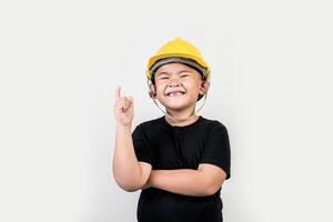 retrato feliz menino usando chapéu de engenheiro. foto