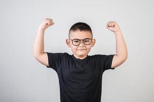 menino mostrando seu poder muscular. foto