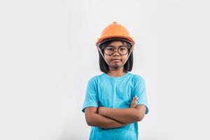 menina usando capacete laranja em estúdio tiro. foto