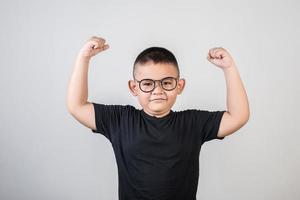 menino mostrando seu poder muscular