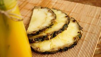 garrafas de suco de abacaxi em uma mesa de madeira. foto