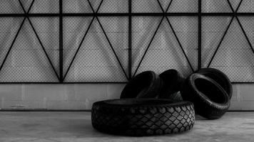 armazém de pneus. quatro pneus no chão de concreto foto