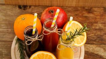 limonada feita em casa em garrafinhas. sucos e frutas multicoloridas foto