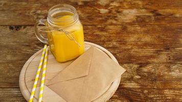 suco de laranja em uma jarra de vidro sobre um fundo de madeira foto