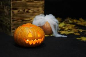 abóbora de halloween na frente de um fundo escuro assustador. foto