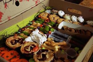 conjunto de biscoitos festivos de halloween, guloseimas e doces em uma caixa foto