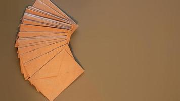 envelopes artesanais marrons em um fundo cinza foto