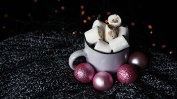 caneca de chocolate quente com marshmallow em um fundo escuro foto