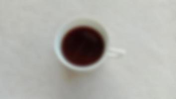 uma foto de uma xícara de café preto em um tema plano