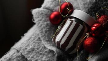 creme de chocolate doce no frasco no fundo do natal