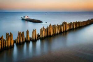 uma barco é Navegando ao longo a litoral às pôr do sol. gerado por IA foto