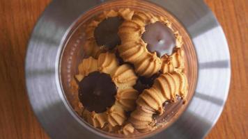 biscoitos de chocolate em uma jarra de vidro na mesa de madeira foto