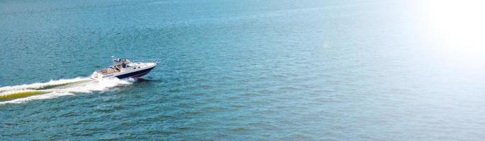 vista do mar de verão com água azul clara, iate. copie o fundo do espaço. foto