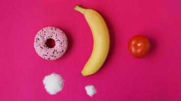 escolha frutas saudáveis em vez de doces não saudáveis foto