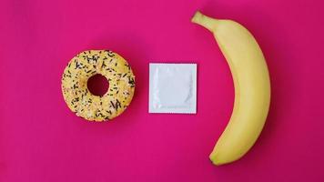 banana, donut e preservativo. ideia de sexo.