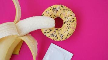 banana, donut e preservativo. ideia de sexo