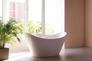 banheiro moderno. banho branco com ramos verdes de palmeira foto