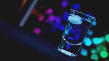 bebida shot em bar em cor de fundo abstrato foto