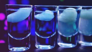 copos de vodka com gelo. No bar foto