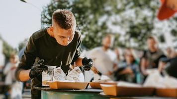 homem curtindo festival de comida de rua ao ar livre, evento de cerveja e hambúrguer foto