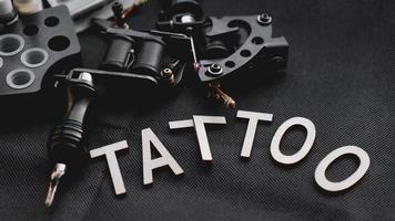 acessórios de tatuagem com tatuagem de inscrição foto