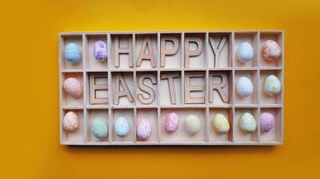 ovos de Páscoa. feliz texto de Páscoa. decoração de férias fundo laranja foto