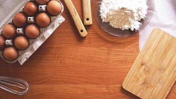 ingredientes e utensílios para cozinhar em um fundo pastel, vista superior. foto