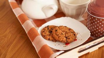 biscoitos de aveia caseiros em uma bandeja de madeira. o conceito de café da manhã foto