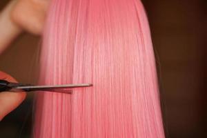 peruca e tesoura - peruca rosa - fundo penteado