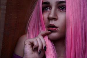 beleza moda modelo menina com cabelo rosa. cabelo colorido foto