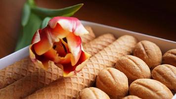 biscoitos amanteigados e tulipas. presente para a mulher. foto