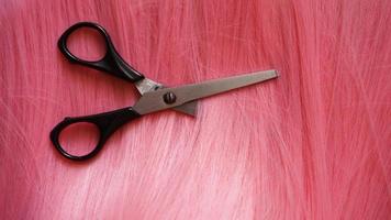 peruca e tesoura - peruca rosa - fundo penteado