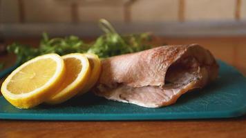 peixe fresco, filetes de bacalhau crus com adição de ervas e limão foto