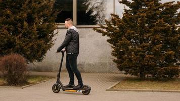 homem moderno andando de scooter elétrico na cidade foto