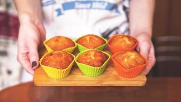 muffins caseiros de caramelo em uma assadeira foto