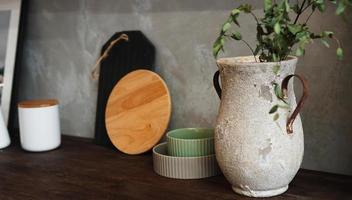 um vaso com flores secas sobre uma mesa. cozinha clássica escandinava foto