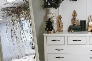 quarto branco brilhante com copa de ramos - decoração de natal foto