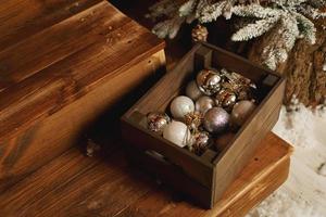 decorações de Natal em uma caixa sobre uma mesa de madeira. Caixa de madeira foto