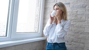 mulher de negócios olhando pela janela foto