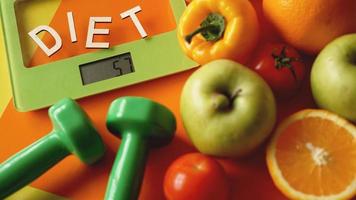 dieta do conceito. comida saudável, balança de cozinha foto