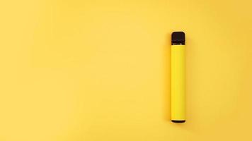 cigarro eletrônico descartável amarelo em fundo amarelo brilhante foto