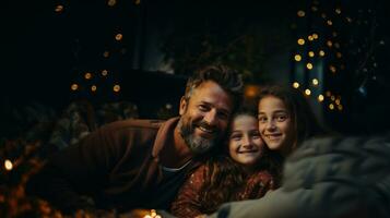 retrato do uma feliz família às lar. pai com dois filhas estão sentado em a sofá. foto