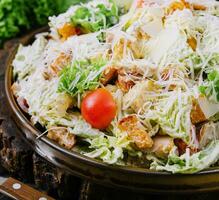 fresco César salada em uma de madeira cozinha mesa foto