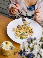 dois meninas ter almoço dentro uma restaurante foto