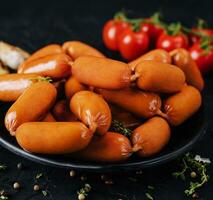 pequeno salsichas com tomates e alho foto