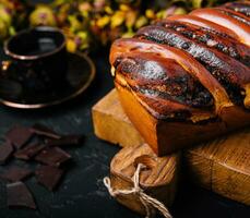 doce canela pão em de madeira borda foto